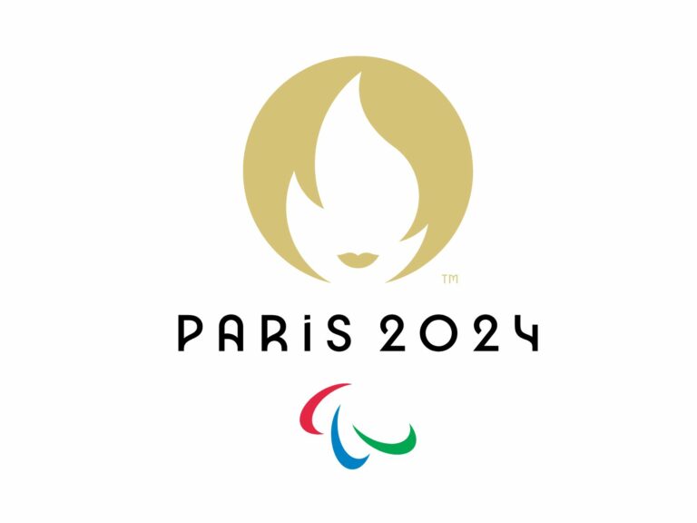 Les athlètes paralympiques aidés lors du Gala entrent en scène