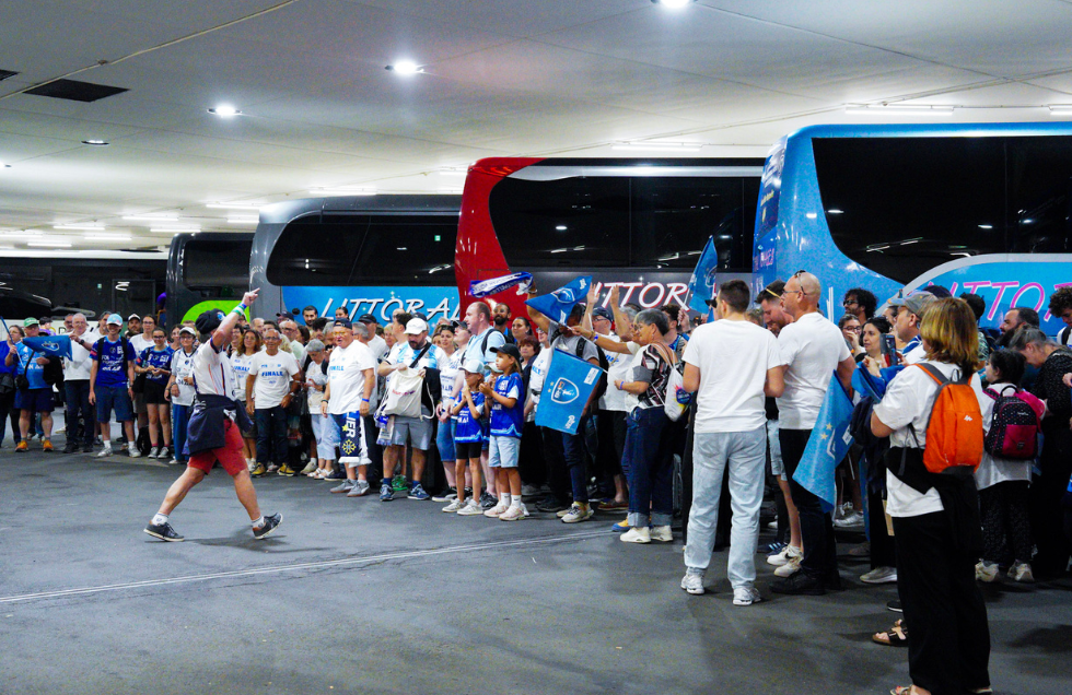 Supporters du Montpellier Handball avant le départ des bus vers l'Accor Arena