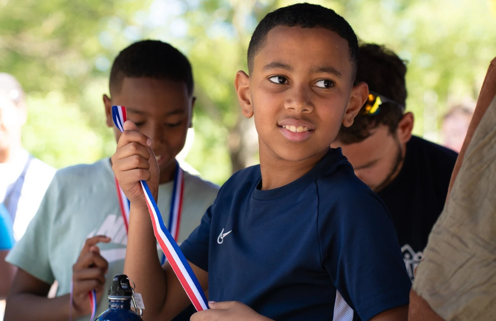 Enfants et habitants découvrant les activités sportives des Olympaillades